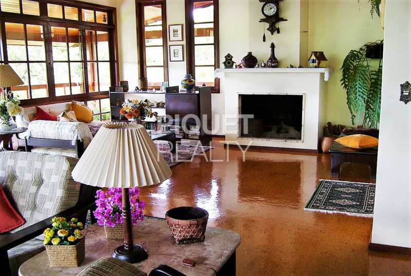 Conheça SALA E LAREIRA do imóvel - Casa 4 quartos à venda Petrópolis,RJ Itaipava - R$ 1.400.000 - 00190CA - 7 SALA E LAREIRA - Casa 4 quartos à venda Petrópolis,RJ Itaipava - R$ 1.400.000 - 00190CA - 7