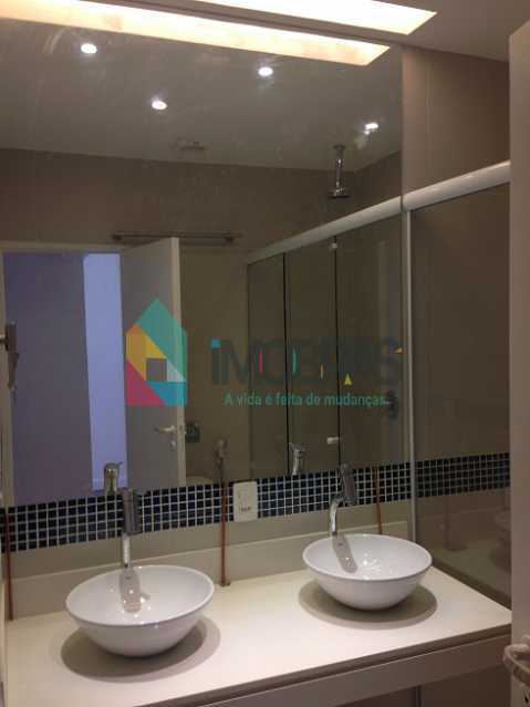 Conheça banheiro suite fundos 2pias e do imóvel - APARTAMENTO EM COPACABANA COM VISTA MAR, QUADRA DA PRAIA DE 3 QUARTOS!! - CPAP31211 - 28 banheiro suite fundos 2pias e - APARTAMENTO EM COPACABANA COM VISTA MAR, QUADRA DA PRAIA DE 3 QUARTOS!! - CPAP31211 - 28