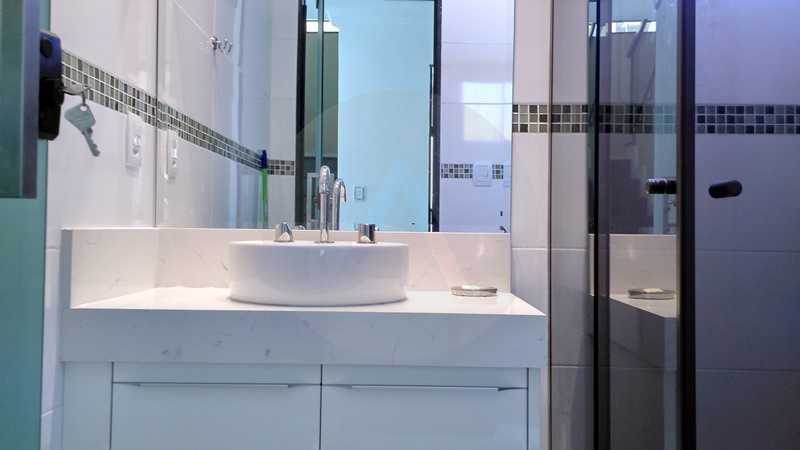 Conheça 7 - Banheiro Social 1º Piso do imóvel - Imobiliária Agatê Imóveis vende Casa de 330m² Camboinhas - Niterói por 2.800 milhões reais. - HTCA40046 - 8 7 - Banheiro Social 1º Piso - Imobiliária Agatê Imóveis vende Casa de 330m² Camboinhas - Niterói por 2.800 milhões reais. - HTCA40046 - 8