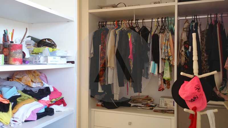 Conheça 20 - Closet Suite 1 do imóvel - Imobiliária Agatê Imóveis vende Casa de 330m² Camboinhas - Niterói por 2.800 milhões reais. - HTCA40046 - 21 20 - Closet Suite 1 - Imobiliária Agatê Imóveis vende Casa de 330m² Camboinhas - Niterói por 2.800 milhões reais. - HTCA40046 - 21