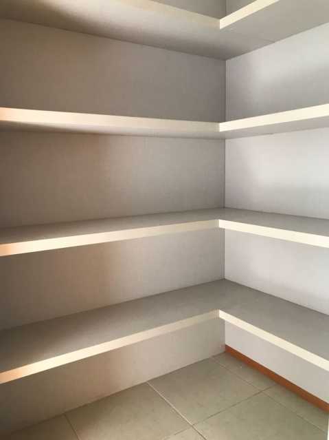 Conheça Closet Suíte do imóvel - EXCELENTE APARTAMENTO 3 QUARTOS SENDO 1 SUÍTE, APARTAMENTO TOTAL INFRA ESTRUTURA, AO LADO DA TRANS OLÍMPICA, SHOPPINGS, 10 MINUTOS DA BARRA DA TIJUCA - MAPTV3007 - 22 Closet Suíte - EXCELENTE APARTAMENTO 3 QUARTOS SENDO 1 SUÍTE, APARTAMENTO TOTAL INFRA ESTRUTURA, AO LADO DA TRANS OLÍMPICA, SHOPPINGS, 10 MINUTOS DA BARRA DA TIJUCA - MAPTV3007 - 22