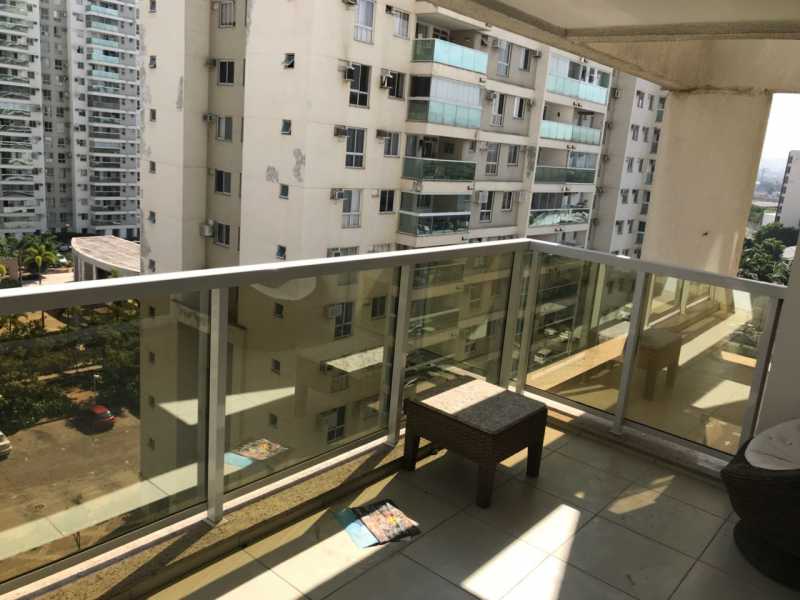 Conheça Varanda do imóvel - EXCELENTE APARTAMENTO 3 QUARTOS SENDO 1 SUÍTE, APARTAMENTO TOTAL INFRA ESTRUTURA, AO LADO DA TRANS OLÍMPICA, SHOPPINGS, 10 MINUTOS DA BARRA DA TIJUCA - MAPTV3007 - 23 Varanda - EXCELENTE APARTAMENTO 3 QUARTOS SENDO 1 SUÍTE, APARTAMENTO TOTAL INFRA ESTRUTURA, AO LADO DA TRANS OLÍMPICA, SHOPPINGS, 10 MINUTOS DA BARRA DA TIJUCA - MAPTV3007 - 23