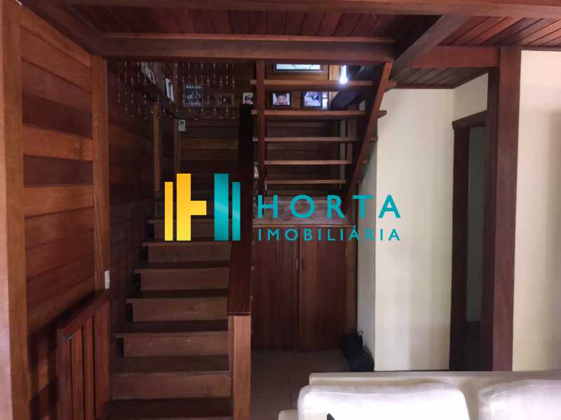 Conheça escada em madeira do imóvel - Lindo chalé duplex de três quartos, com vista da Lagoa! - CPCA30001 - 9 escada em madeira - Lindo chalé duplex de três quartos, com vista da Lagoa! - CPCA30001 - 9