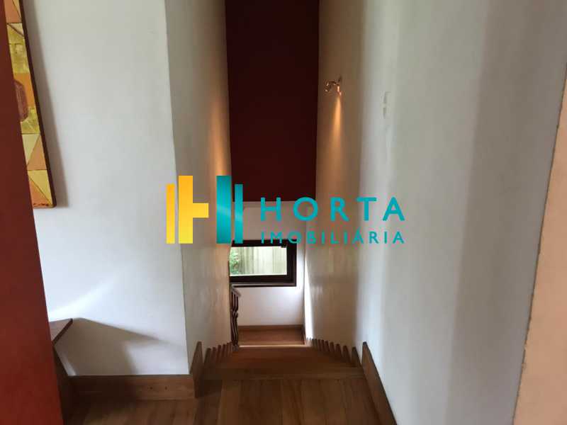 Conheça dcafe84a-4dba-420b-88d8-815d67 do imóvel - Casa triplex com 4 quartos sendo 02 suítes, sala s de estar,de jantar e de TV, escritório, lavabo, cozinha, , banheiro social, salão de festas com dois banheiros, área de serviço, depósito, dependência completa de empregada e banheiro auxiliar, com vista - CPCA40009 - 8 dcafe84a-4dba-420b-88d8-815d67 - Casa triplex com 4 quartos sendo 02 suítes, sala s de estar,de jantar e de TV, escritório, lavabo, cozinha, , banheiro social, salão de festas com dois banheiros, área de serviço, depósito, dependência completa de empregada e banheiro auxiliar, com vista - CPCA40009 - 8