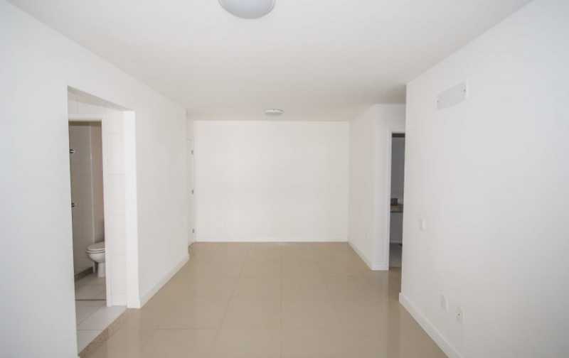 Conheça 05_Sala-com-piso-em-porcelanat do imóvel - 2 quartos na Barra da Tijuca - Ilha Pura - PMAP20120 - 7 05_Sala-com-piso-em-porcelanat - 2 quartos na Barra da Tijuca - Ilha Pura - PMAP20120 - 7