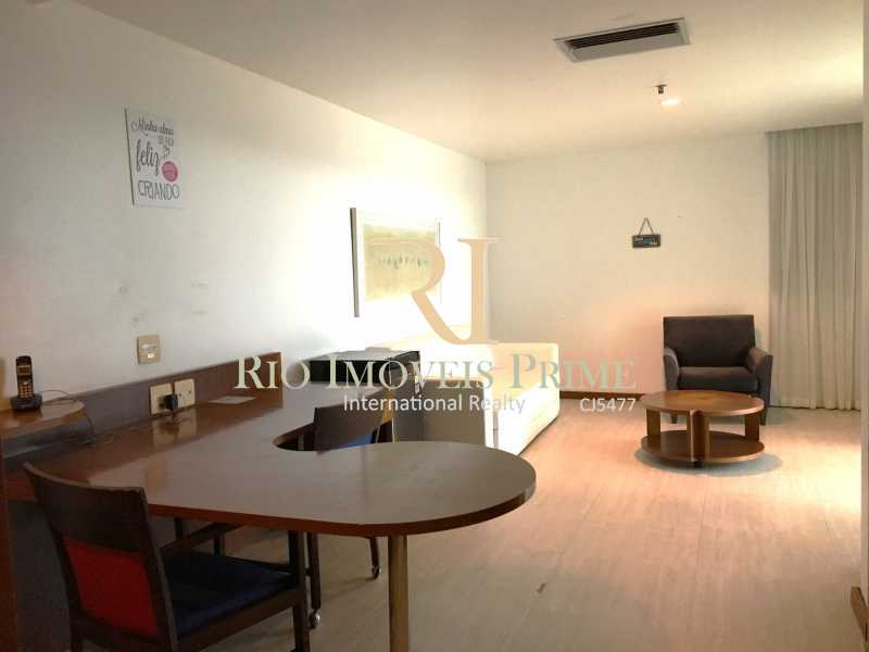 Conheça SALA. do imóvel - Flat 1 quarto à venda Barra da Tijuca, Rio de Janeiro - R$ 870.000 - RPFL10114 - 8 SALA. - Flat 1 quarto à venda Barra da Tijuca, Rio de Janeiro - R$ 870.000 - RPFL10114 - 8