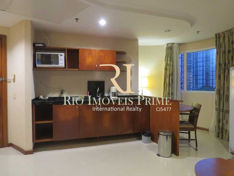 Conheça COZINHA do imóvel - Flat Para Alugar - Barra da Tijuca - Rio de Janeiro - RJ - RPFL10043 - 9 COZINHA - Flat Para Alugar - Barra da Tijuca - Rio de Janeiro - RJ - RPFL10043 - 9