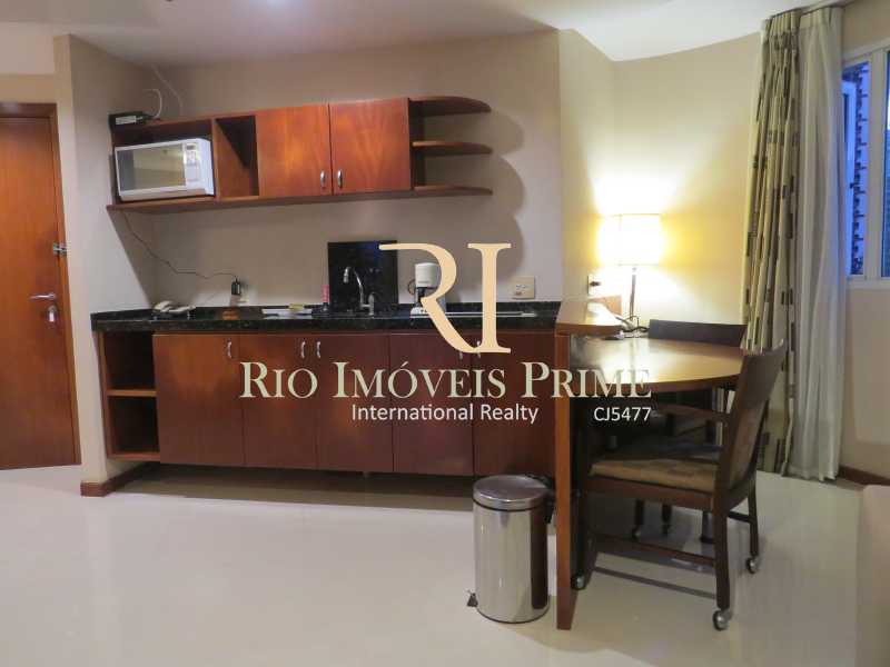 Conheça COZINHA do imóvel - Flat Para Alugar - Barra da Tijuca - Rio de Janeiro - RJ - RPFL10043 - 10 COZINHA - Flat Para Alugar - Barra da Tijuca - Rio de Janeiro - RJ - RPFL10043 - 10