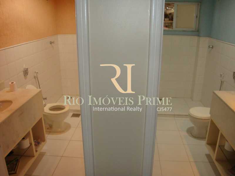 Conheça 5 BANHEIROS do imóvel - Galpão 2594m² à venda Taquara, Rio de Janeiro - R$ 8.900.000 - RPGA00001 - 6 5 BANHEIROS - Galpão 2594m² à venda Taquara, Rio de Janeiro - R$ 8.900.000 - RPGA00001 - 6