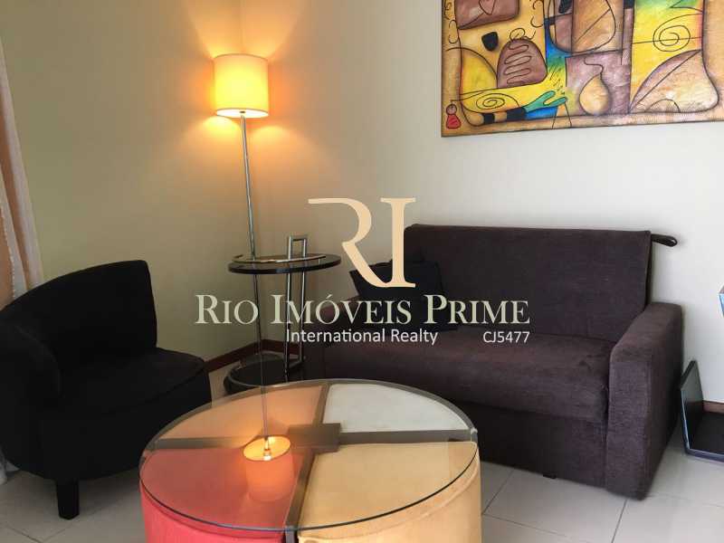 Conheça SALA DE ESTAR COM SOFÁ-CAMA do imóvel - Flat 1 quarto à venda Barra da Tijuca, Rio de Janeiro - R$ 689.990 - RPFL10001 - 12 SALA DE ESTAR COM SOFÁ-CAMA - Flat 1 quarto à venda Barra da Tijuca, Rio de Janeiro - R$ 689.990 - RPFL10001 - 12