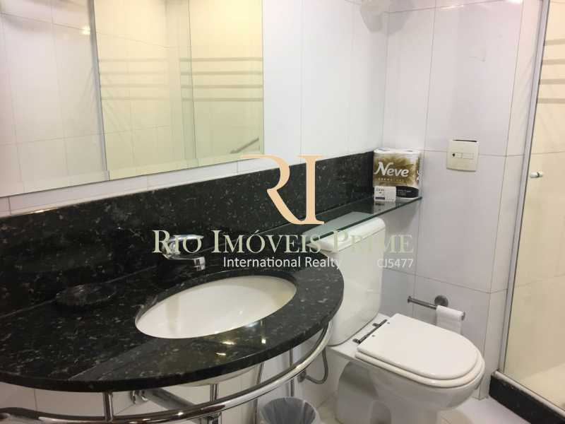 Conheça BANHEIRO COM BLINDEX do imóvel - Flat 1 quarto à venda Barra da Tijuca, Rio de Janeiro - R$ 689.990 - RPFL10001 - 6 BANHEIRO COM BLINDEX - Flat 1 quarto à venda Barra da Tijuca, Rio de Janeiro - R$ 689.990 - RPFL10001 - 6