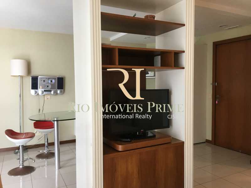 Conheça RACK TV VIRADA PARA QUARTO do imóvel - Flat 1 quarto à venda Barra da Tijuca, Rio de Janeiro - R$ 689.990 - RPFL10001 - 7 RACK TV VIRADA PARA QUARTO - Flat 1 quarto à venda Barra da Tijuca, Rio de Janeiro - R$ 689.990 - RPFL10001 - 7