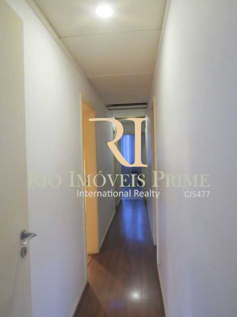 Conheça CIRCULAÇÃO COM MALEIRO do imóvel - Apartamento à venda Avenida Heitor Beltrão,Tijuca, Rio de Janeiro - R$ 839.900 - RPAP30070 - 14 CIRCULAÇÃO COM MALEIRO - Apartamento à venda Avenida Heitor Beltrão,Tijuca, Rio de Janeiro - R$ 839.900 - RPAP30070 - 14
