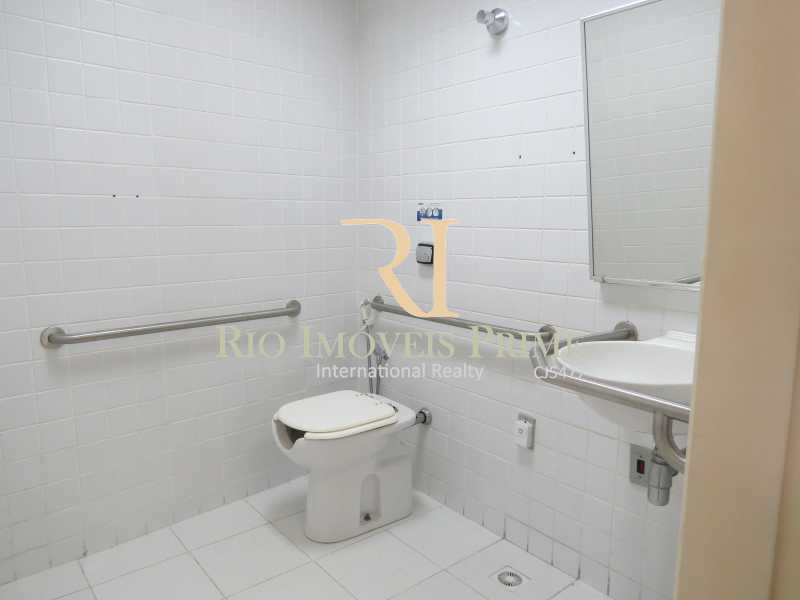 Conheça BANHEIRO PNE do imóvel - Andar 359m² para venda e aluguel Avenida Rio Branco,Centro, Rio de Janeiro - R$ 2.887.500 - RPAN00002 - 14 BANHEIRO PNE - Andar 359m² para venda e aluguel Avenida Rio Branco,Centro, Rio de Janeiro - R$ 2.887.500 - RPAN00002 - 14