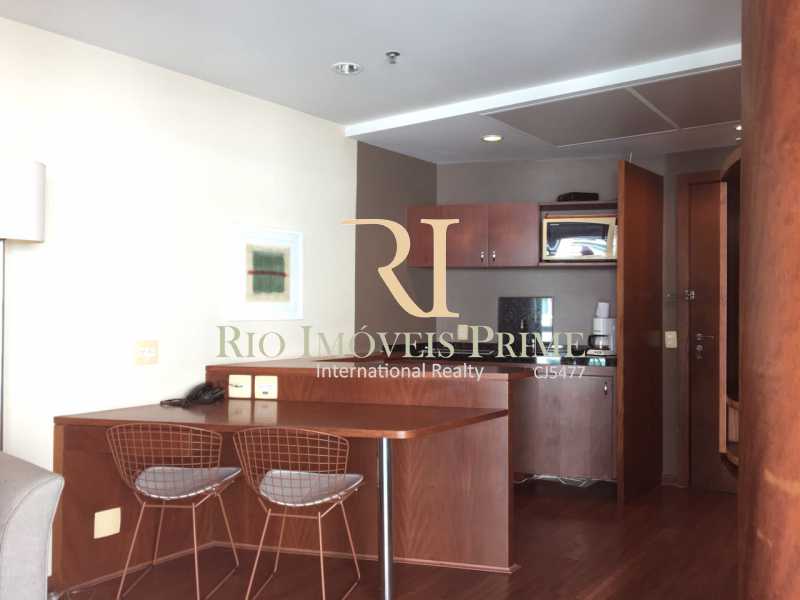 Conheça SALA DE JANTAR/COZINHA do imóvel - Flat 1 quarto à venda Barra da Tijuca, Rio de Janeiro - R$ 559.900 - RPFL10003 - 4 SALA DE JANTAR/COZINHA - Flat 1 quarto à venda Barra da Tijuca, Rio de Janeiro - R$ 559.900 - RPFL10003 - 4