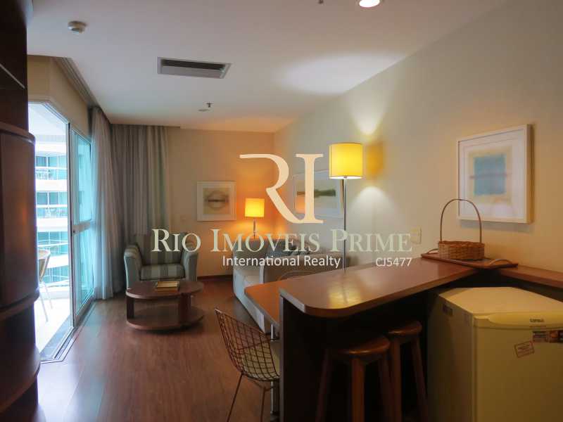 Conheça SALA do imóvel - Flat 1 quarto à venda Barra da Tijuca, Rio de Janeiro - R$ 559.900 - RPFL10003 - 6 SALA - Flat 1 quarto à venda Barra da Tijuca, Rio de Janeiro - R$ 559.900 - RPFL10003 - 6