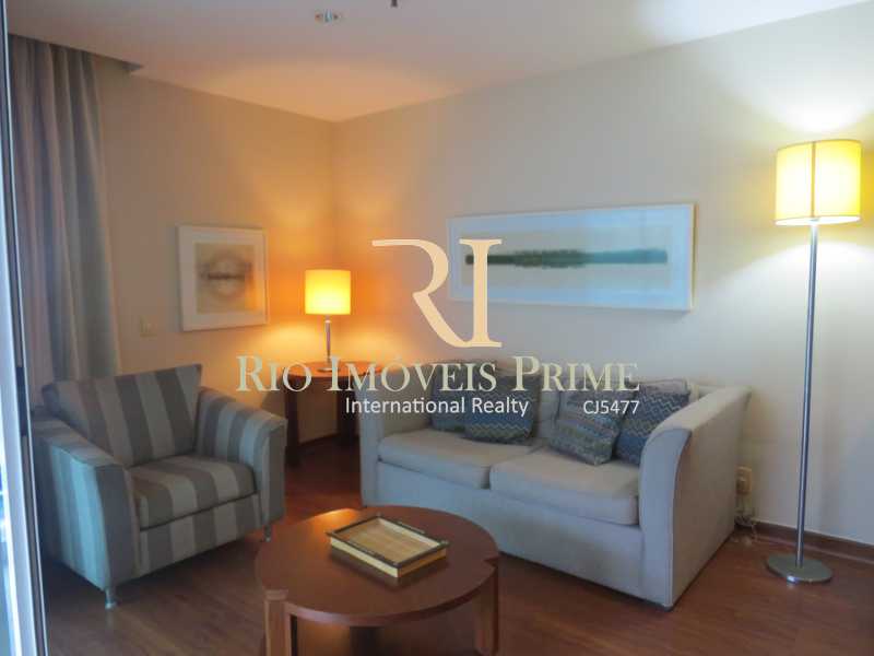 Conheça SALA do imóvel - Flat 1 quarto à venda Barra da Tijuca, Rio de Janeiro - R$ 559.900 - RPFL10003 - 7 SALA - Flat 1 quarto à venda Barra da Tijuca, Rio de Janeiro - R$ 559.900 - RPFL10003 - 7