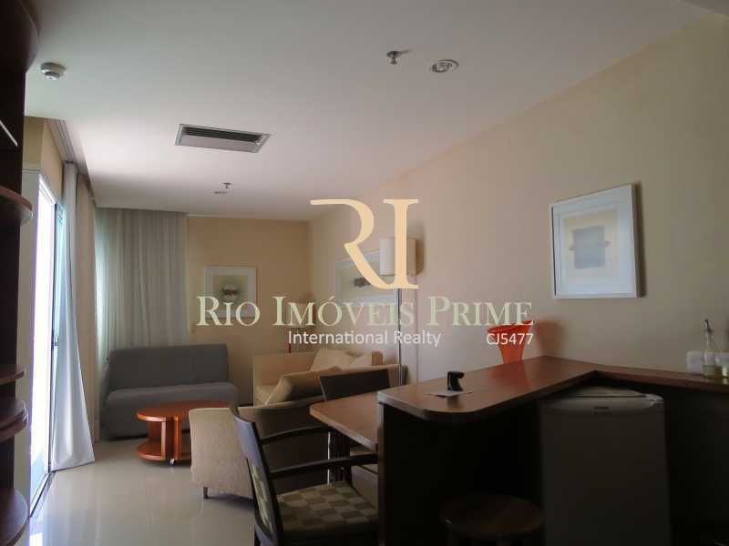 Conheça SALA do imóvel - Flat 1 quarto à venda Barra da Tijuca, Rio de Janeiro - R$ 749.900 - RPFL10092 - 5 SALA - Flat 1 quarto à venda Barra da Tijuca, Rio de Janeiro - R$ 749.900 - RPFL10092 - 5