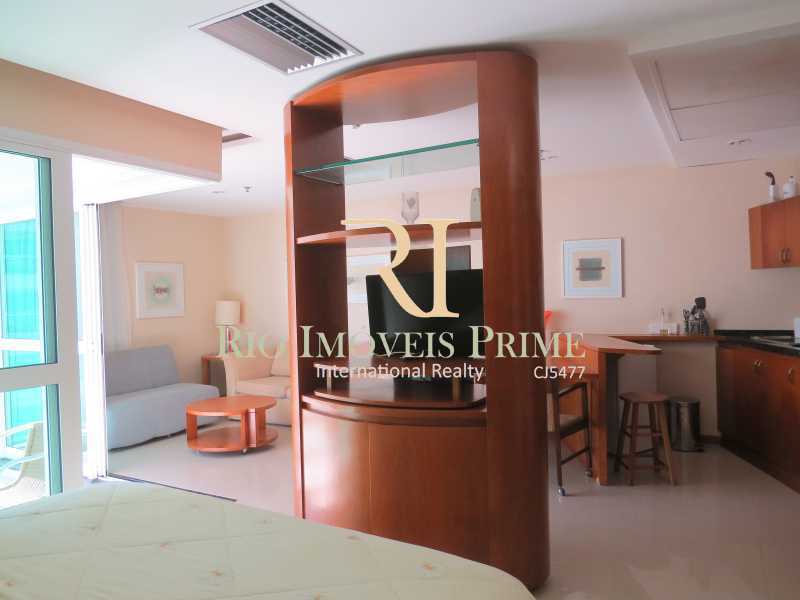 Conheça RACK COM BASE GIRATÓRIA do imóvel - Flat 1 quarto à venda Barra da Tijuca, Rio de Janeiro - R$ 749.900 - RPFL10092 - 10 RACK COM BASE GIRATÓRIA - Flat 1 quarto à venda Barra da Tijuca, Rio de Janeiro - R$ 749.900 - RPFL10092 - 10