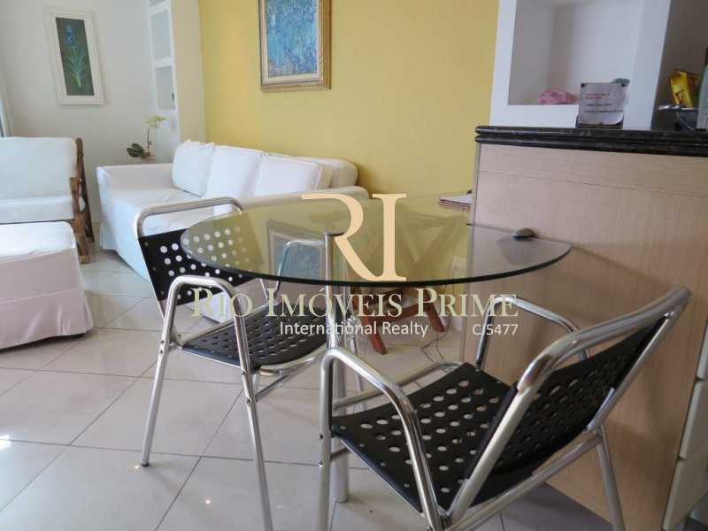 Conheça MESA JANTAR do imóvel - Flat 1 quarto à venda Barra da Tijuca, Rio de Janeiro - R$ 650.000 - RPFL10007 - 5 MESA JANTAR - Flat 1 quarto à venda Barra da Tijuca, Rio de Janeiro - R$ 650.000 - RPFL10007 - 5