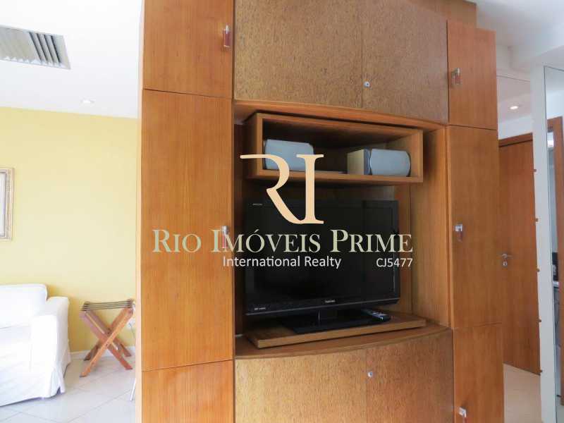 Conheça MÓVEL TV COM BASE GIRATÓRI do imóvel - Flat 1 quarto à venda Barra da Tijuca, Rio de Janeiro - R$ 650.000 - RPFL10007 - 10 MÓVEL TV COM BASE GIRATÓRI - Flat 1 quarto à venda Barra da Tijuca, Rio de Janeiro - R$ 650.000 - RPFL10007 - 10