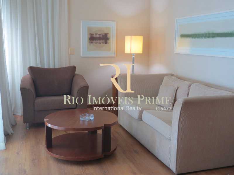 Conheça SALA do imóvel - Flat Condomínio Wyndham Rio Barra, Avenida Lúcio Costa,Barra da Tijuca, Rio de Janeiro, RJ À Venda, 1 Quarto, 52m² - RPFL10009 - 6 SALA - Flat Condomínio Wyndham Rio Barra, Avenida Lúcio Costa,Barra da Tijuca, Rio de Janeiro, RJ À Venda, 1 Quarto, 52m² - RPFL10009 - 6