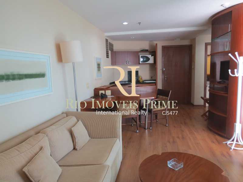 Conheça SALA do imóvel - Flat Condomínio Wyndham Rio Barra, Avenida Lúcio Costa,Barra da Tijuca, Rio de Janeiro, RJ À Venda, 1 Quarto, 52m² - RPFL10009 - 7 SALA - Flat Condomínio Wyndham Rio Barra, Avenida Lúcio Costa,Barra da Tijuca, Rio de Janeiro, RJ À Venda, 1 Quarto, 52m² - RPFL10009 - 7