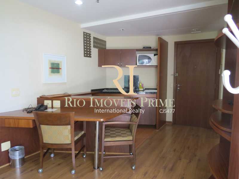 Conheça SALA do imóvel - Flat Condomínio Wyndham Rio Barra, Avenida Lúcio Costa,Barra da Tijuca, Rio de Janeiro, RJ À Venda, 1 Quarto, 52m² - RPFL10009 - 8 SALA - Flat Condomínio Wyndham Rio Barra, Avenida Lúcio Costa,Barra da Tijuca, Rio de Janeiro, RJ À Venda, 1 Quarto, 52m² - RPFL10009 - 8