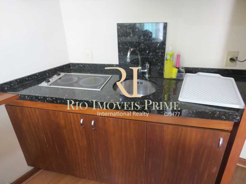 Conheça COZINHA do imóvel - Flat Condomínio Wyndham Rio Barra, Avenida Lúcio Costa,Barra da Tijuca, Rio de Janeiro, RJ À Venda, 1 Quarto, 52m² - RPFL10009 - 9 COZINHA - Flat Condomínio Wyndham Rio Barra, Avenida Lúcio Costa,Barra da Tijuca, Rio de Janeiro, RJ À Venda, 1 Quarto, 52m² - RPFL10009 - 9