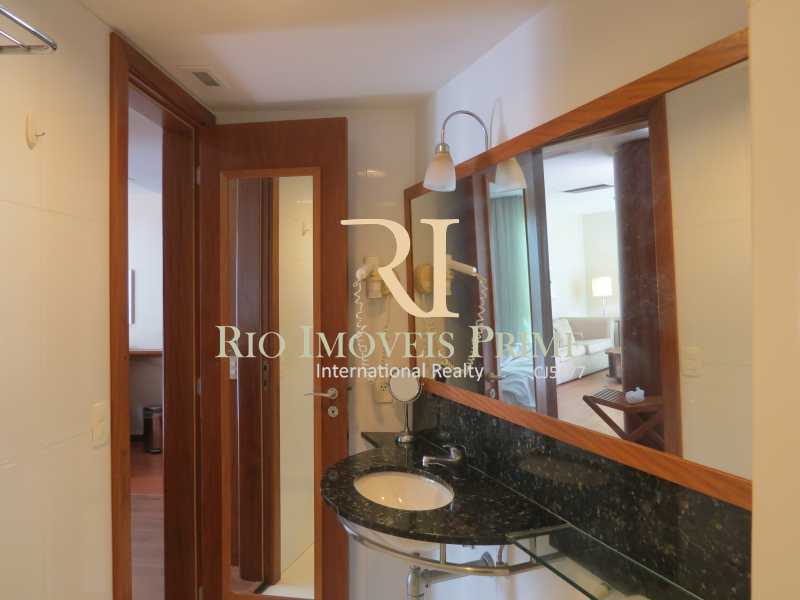 Conheça BANHEIRO do imóvel - Flat Condomínio Wyndham Rio Barra, Avenida Lúcio Costa,Barra da Tijuca, Rio de Janeiro, RJ À Venda, 1 Quarto, 52m² - RPFL10009 - 13 BANHEIRO - Flat Condomínio Wyndham Rio Barra, Avenida Lúcio Costa,Barra da Tijuca, Rio de Janeiro, RJ À Venda, 1 Quarto, 52m² - RPFL10009 - 13
