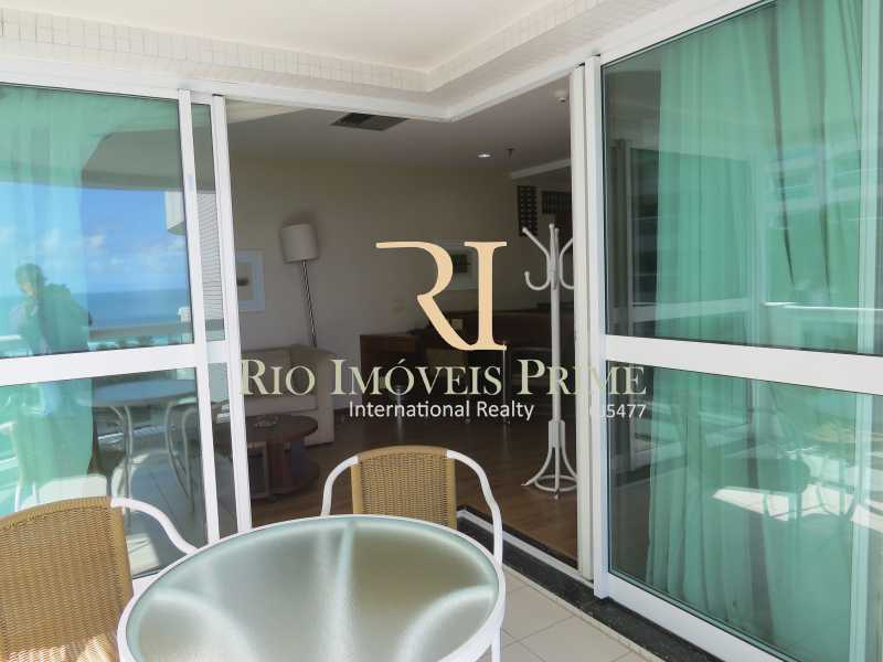Conheça VARANDA do imóvel - Flat Condomínio Wyndham Rio Barra, Avenida Lúcio Costa,Barra da Tijuca, Rio de Janeiro, RJ À Venda, 1 Quarto, 52m² - RPFL10009 - 15 VARANDA - Flat Condomínio Wyndham Rio Barra, Avenida Lúcio Costa,Barra da Tijuca, Rio de Janeiro, RJ À Venda, 1 Quarto, 52m² - RPFL10009 - 15