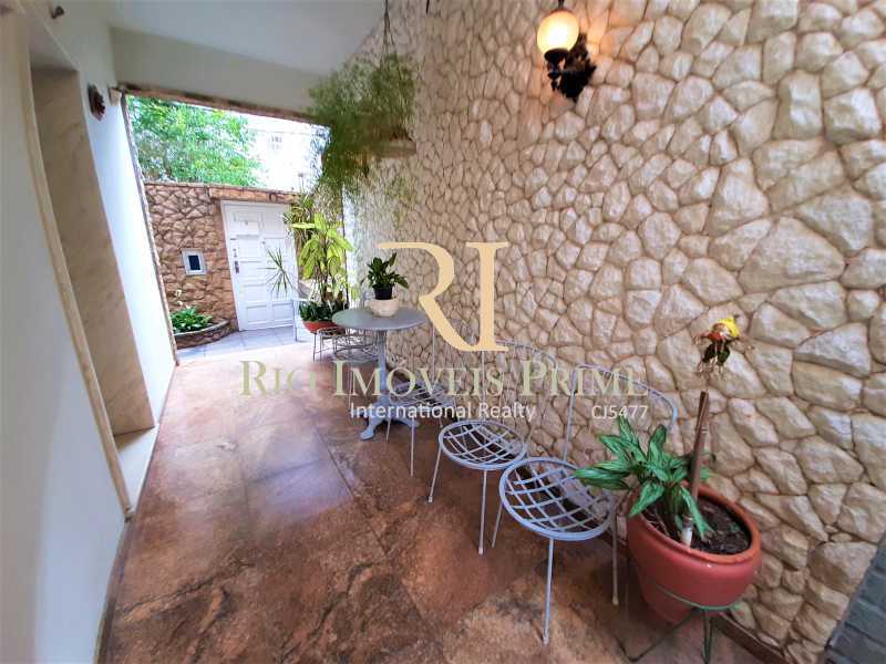 Conheça LATERAL do imóvel - Casa em Condomínio à venda Rua João da Mata,Tijuca, Rio de Janeiro - R$ 1.700.000 - RPCN40002 - 23 LATERAL - Casa em Condomínio à venda Rua João da Mata,Tijuca, Rio de Janeiro - R$ 1.700.000 - RPCN40002 - 23