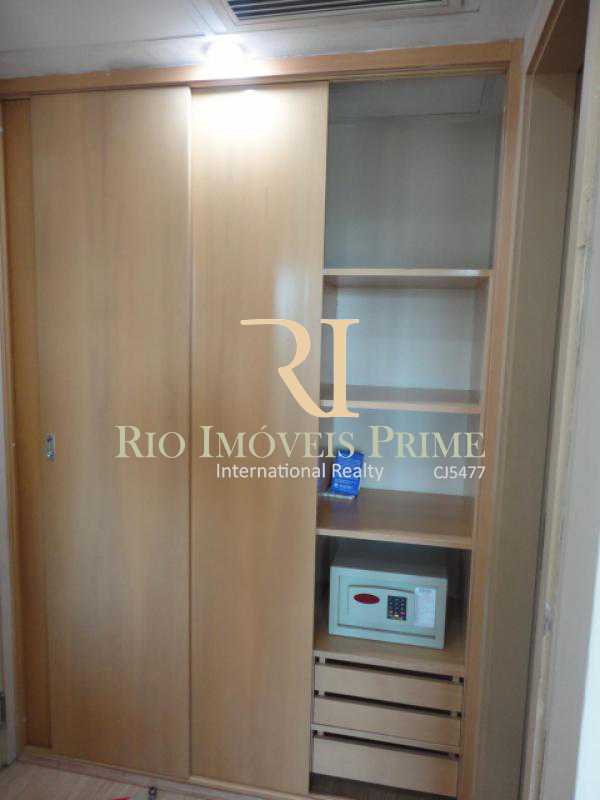 Conheça ARMÁRIO SUÍTE2 do imóvel - Flat 2 quartos à venda Barra da Tijuca, Rio de Janeiro - R$ 359.900 - RPFL20011 - 14 ARMÁRIO SUÍTE2 - Flat 2 quartos à venda Barra da Tijuca, Rio de Janeiro - R$ 359.900 - RPFL20011 - 14