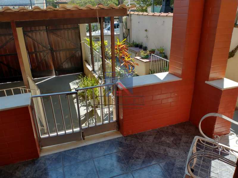 Conheça 3 do imóvel - Marechal Hermes- Duas Casas em terreno de 300 metros, total de 05 quartos, 01 vaga de garagem coberta. - FRCA50003 - 1 3 - Marechal Hermes- Duas Casas em terreno de 300 metros, total de 05 quartos, 01 vaga de garagem coberta. - FRCA50003 - 1