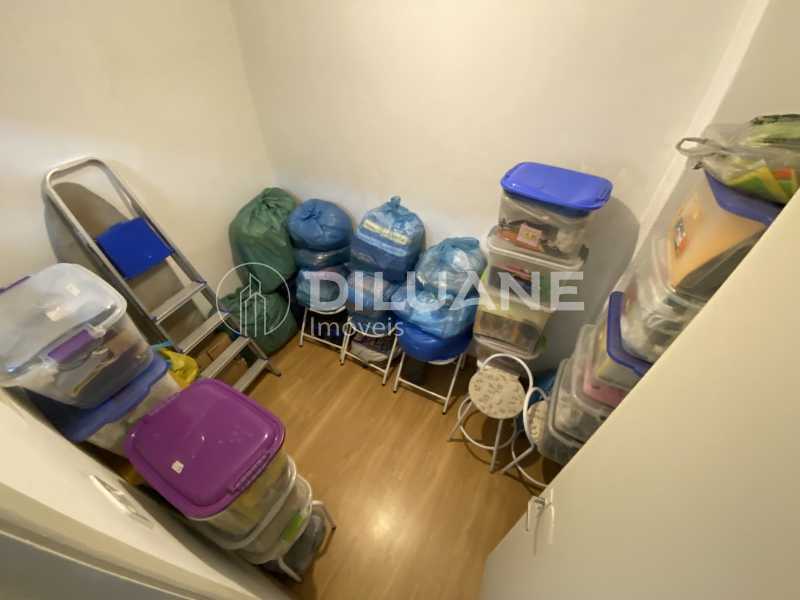 Conheça Quartinho fundos do imóvel - Diluane Imóveis Vende. Bem localizado. Próximo ao Guanabara. Frente lateral. Medindo 42m. - NTAP10052 - 17 Quartinho fundos - 17