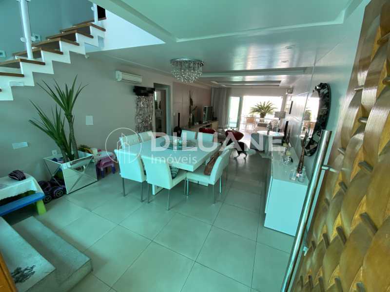 Conheça Sala do imóvel - Diluane Imóveis Vende. Camboinhas. Excelente Casa Região com Ótima Qualidadede Vida. Duplex. Área Gormet e Piscina.Garagem 3 carros. Parque João Batista Petersen. - NTCN30013 - 2 Sala - Diluane Imóveis Vende. Camboinhas. Excelente Casa Região com Ótima Qualidadede Vida. Duplex. Área Gormet e Piscina.Garagem 3 carros. Parque João Batista Petersen. - NTCN30013 - 2