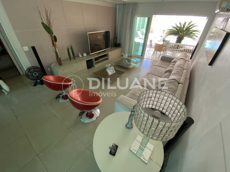 Conheça Sala do imóvel - Diluane Imóveis Vende. Camboinhas. Excelente Casa Região com Ótima Qualidadede Vida. Duplex. Área Gormet e Piscina.Garagem 3 carros. Parque João Batista Petersen. - NTCN30013 - 5 Sala - Diluane Imóveis Vende. Camboinhas. Excelente Casa Região com Ótima Qualidadede Vida. Duplex. Área Gormet e Piscina.Garagem 3 carros. Parque João Batista Petersen. - NTCN30013 - 5