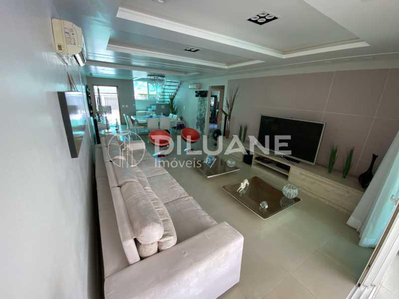 Conheça Sala do imóvel - Diluane Imóveis Vende. Camboinhas. Excelente Casa Região com Ótima Qualidadede Vida. Duplex. Área Gormet e Piscina.Garagem 3 carros. Parque João Batista Petersen. - NTCN30013 - 6 Sala - Diluane Imóveis Vende. Camboinhas. Excelente Casa Região com Ótima Qualidadede Vida. Duplex. Área Gormet e Piscina.Garagem 3 carros. Parque João Batista Petersen. - NTCN30013 - 6