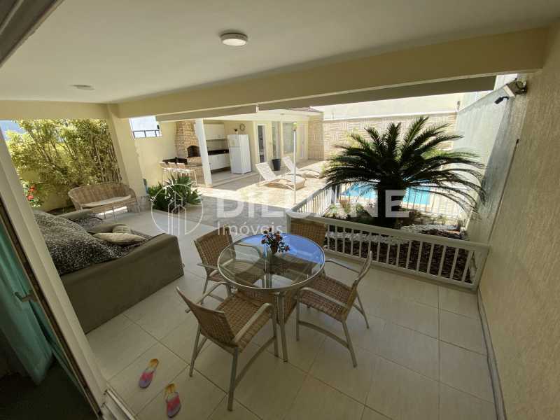Conheça Varanda Sala e Quarto Suite 1 do imóvel - Diluane Imóveis Vende. Camboinhas. Excelente Casa Região com Ótima Qualidadede Vida. Duplex. Área Gormet e Piscina.Garagem 3 carros. Parque João Batista Petersen. - NTCN30013 - 11 Varanda Sala e Quarto Suite 1 - Diluane Imóveis Vende. Camboinhas. Excelente Casa Região com Ótima Qualidadede Vida. Duplex. Área Gormet e Piscina.Garagem 3 carros. Parque João Batista Petersen. - NTCN30013 - 11