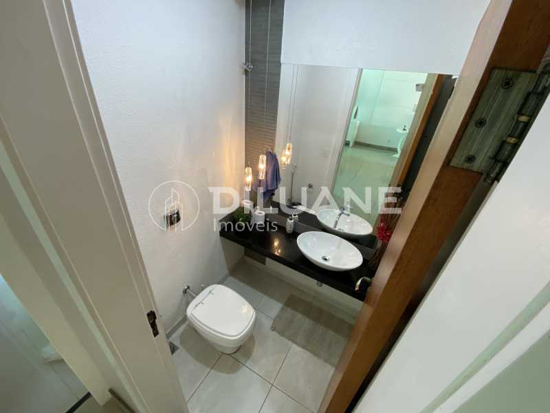 Conheça Lavabo Sala do imóvel - Diluane Imóveis Vende. Camboinhas. Excelente Casa Região com Ótima Qualidadede Vida. Duplex. Área Gormet e Piscina.Garagem 3 carros. Parque João Batista Petersen. - NTCN30013 - 7 Lavabo Sala - Diluane Imóveis Vende. Camboinhas. Excelente Casa Região com Ótima Qualidadede Vida. Duplex. Área Gormet e Piscina.Garagem 3 carros. Parque João Batista Petersen. - NTCN30013 - 7