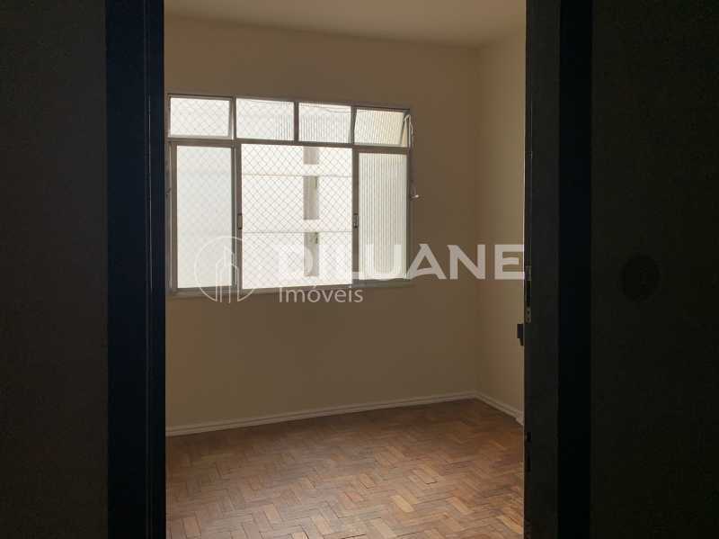 Conheça Entrada do imóvel - Diluane Imóveis Vende !!! Excelente conjugado. Bem localizado. Condomínio residencial. Medindo 37m². Boa planta. Pé direito alto. Arejado. - NTAP10053 - 2 Entrada - 2