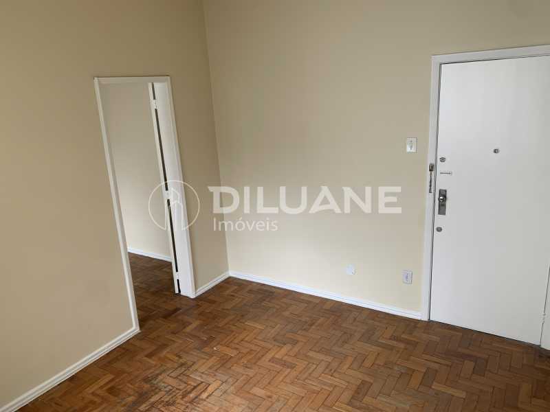 Conheça Sala do imóvel - Diluane Imóveis Vende !!! Excelente conjugado. Bem localizado. Condomínio residencial. Medindo 37m². Boa planta. Pé direito alto. Arejado. - NTAP10053 - 8 Sala - 8