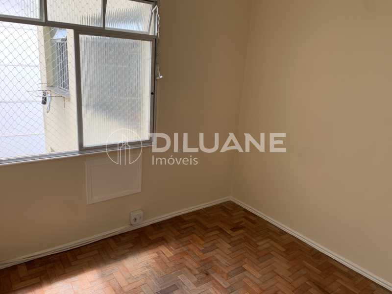 Conheça Quarto do imóvel - Diluane Imóveis Vende !!! Excelente conjugado. Bem localizado. Condomínio residencial. Medindo 37m². Boa planta. Pé direito alto. Arejado. - NTAP10053 - 12 Quarto - 12
