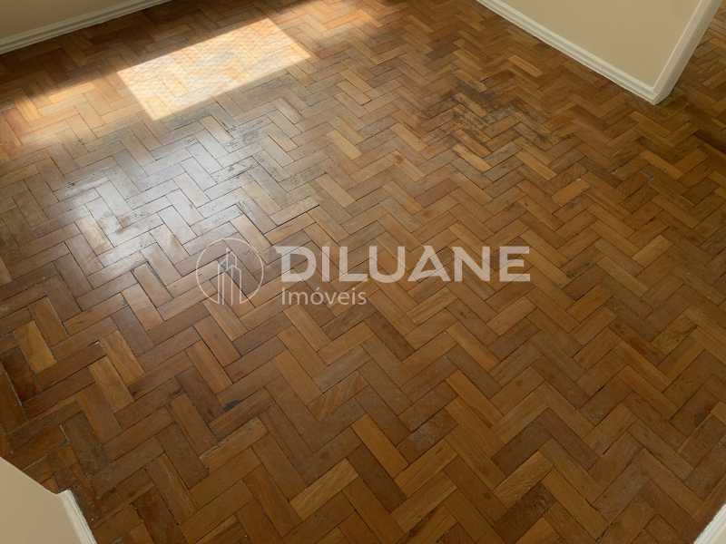 Conheça Piso sala do imóvel - Diluane Imóveis Vende !!! Excelente conjugado. Bem localizado. Condomínio residencial. Medindo 37m². Boa planta. Pé direito alto. Arejado. - NTAP10053 - 24 Piso sala - 24