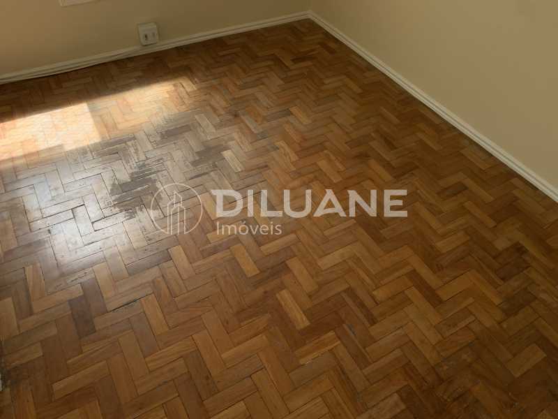 Conheça Piso quarto do imóvel - Diluane Imóveis Vende !!! Excelente conjugado. Bem localizado. Condomínio residencial. Medindo 37m². Boa planta. Pé direito alto. Arejado. - NTAP10053 - 25 Piso quarto - 25