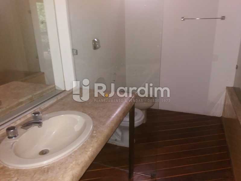 Conheça Banheiro social do imóvel - Apartamento à venda Avenida Epitácio Pessoa,Lagoa, Zona Sul,Rio de Janeiro - R$ 5.500.000 - AP1037 - 9 Banheiro social - Apartamento à venda Avenida Epitácio Pessoa,Lagoa, Zona Sul,Rio de Janeiro - R$ 5.500.000 - AP1037 - 9