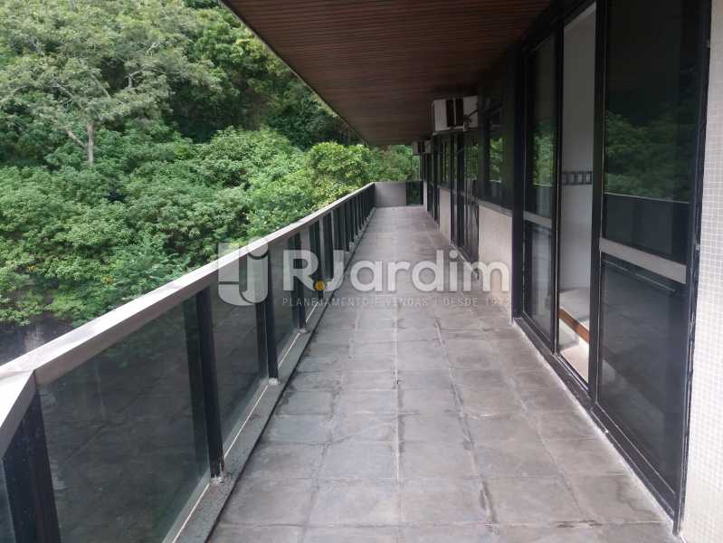 Conheça Varanda lateral do imóvel - Apartamento à venda Avenida Epitácio Pessoa,Lagoa, Zona Sul,Rio de Janeiro - R$ 5.500.000 - AP1037 - 12 Varanda lateral - Apartamento à venda Avenida Epitácio Pessoa,Lagoa, Zona Sul,Rio de Janeiro - R$ 5.500.000 - AP1037 - 12