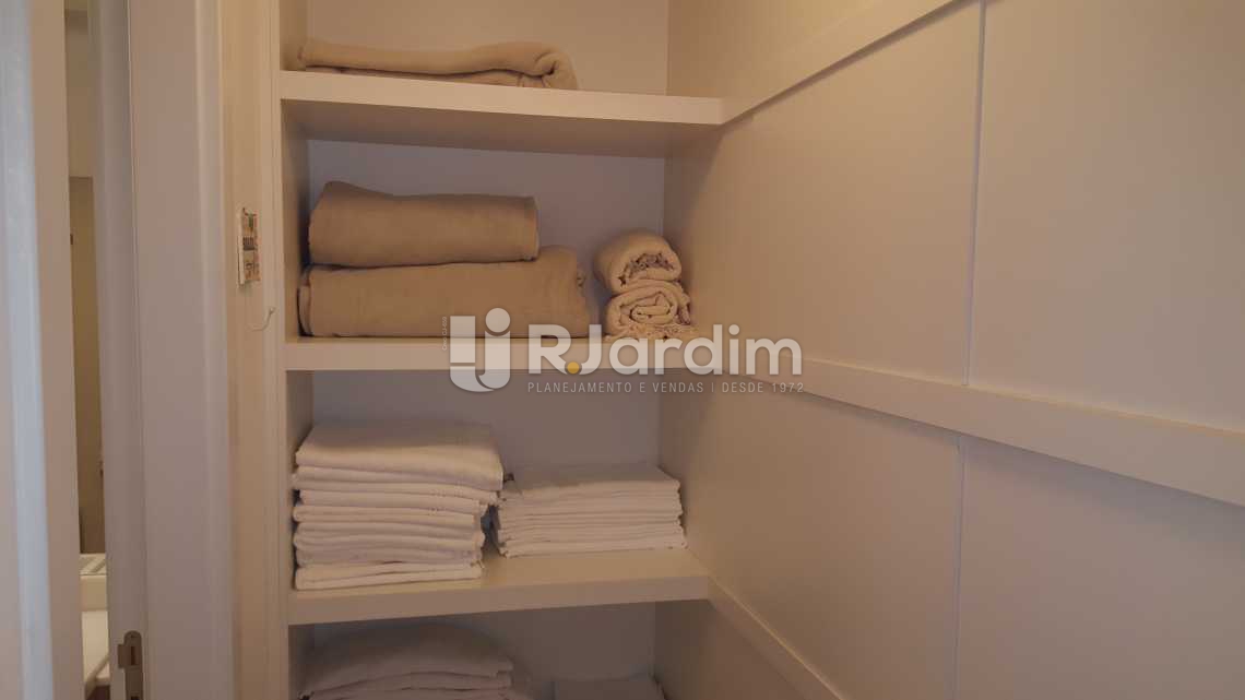 Conheça CLOSET 1ª SUÍTE do imóvel - Aluguel Administração Imóveis Flat Ipanema 2 Quartos - AP1471 - 8 CLOSET 1ª SUÍTE - Aluguel Administração Imóveis Flat Ipanema 2 Quartos - AP1471 - 8