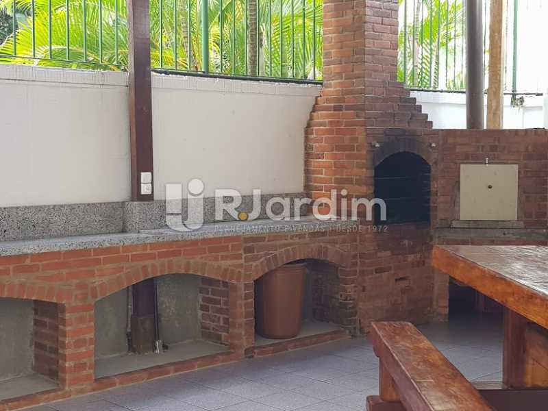 Conheça Churrasqueira condomínio do imóvel - Cobertura À VENDA, Jardim Botânico, Rio de Janeiro, RJ - CO0079 - 27 Churrasqueira condomínio - Cobertura À VENDA, Jardim Botânico, Rio de Janeiro, RJ - CO0079 - 27