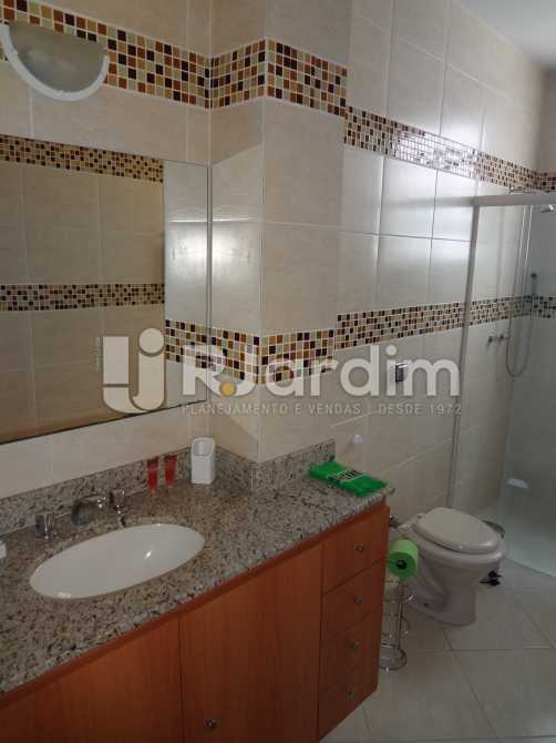 Conheça banheiro 1 do imóvel - Imóveis Compra Venda Avaliação Apartamento Copacabana 4 Quartos - LAAP40085 - 20 banheiro 1 - Imóveis Compra Venda Avaliação Apartamento Copacabana 4 Quartos - LAAP40085 - 20